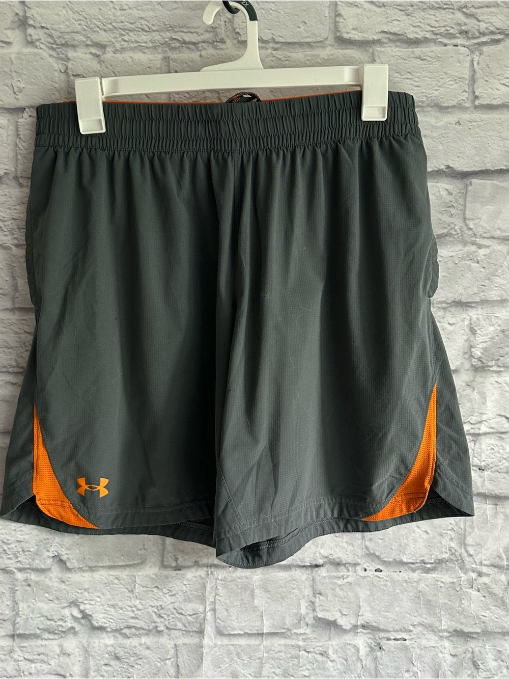 PREOWNED UNDER ARMOUR GREY ORANGE FITTED MENS SHORTS SIZE XL
